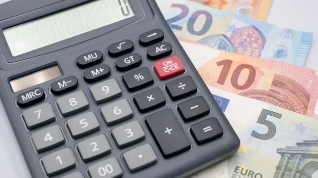 Parlamento aprova redução intercalar das taxas do IRS em 2026