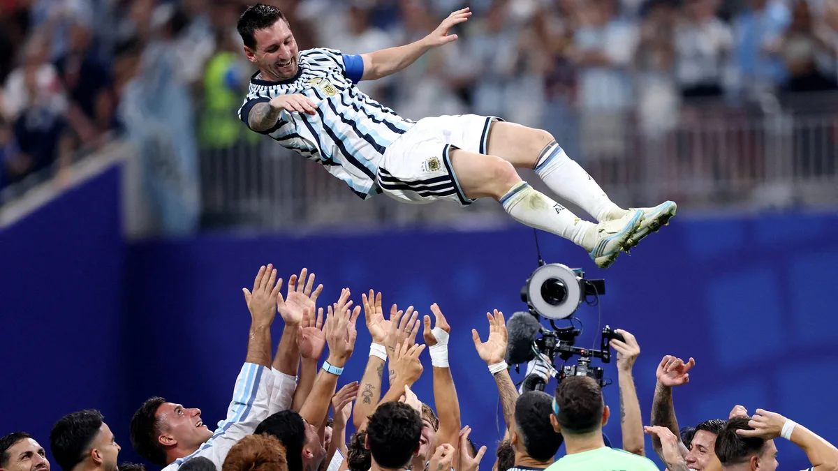 La emocionante despedida de los jugadores de la selección argentina a Messi tras su retiro: “Gracias por hacernos tan felices”