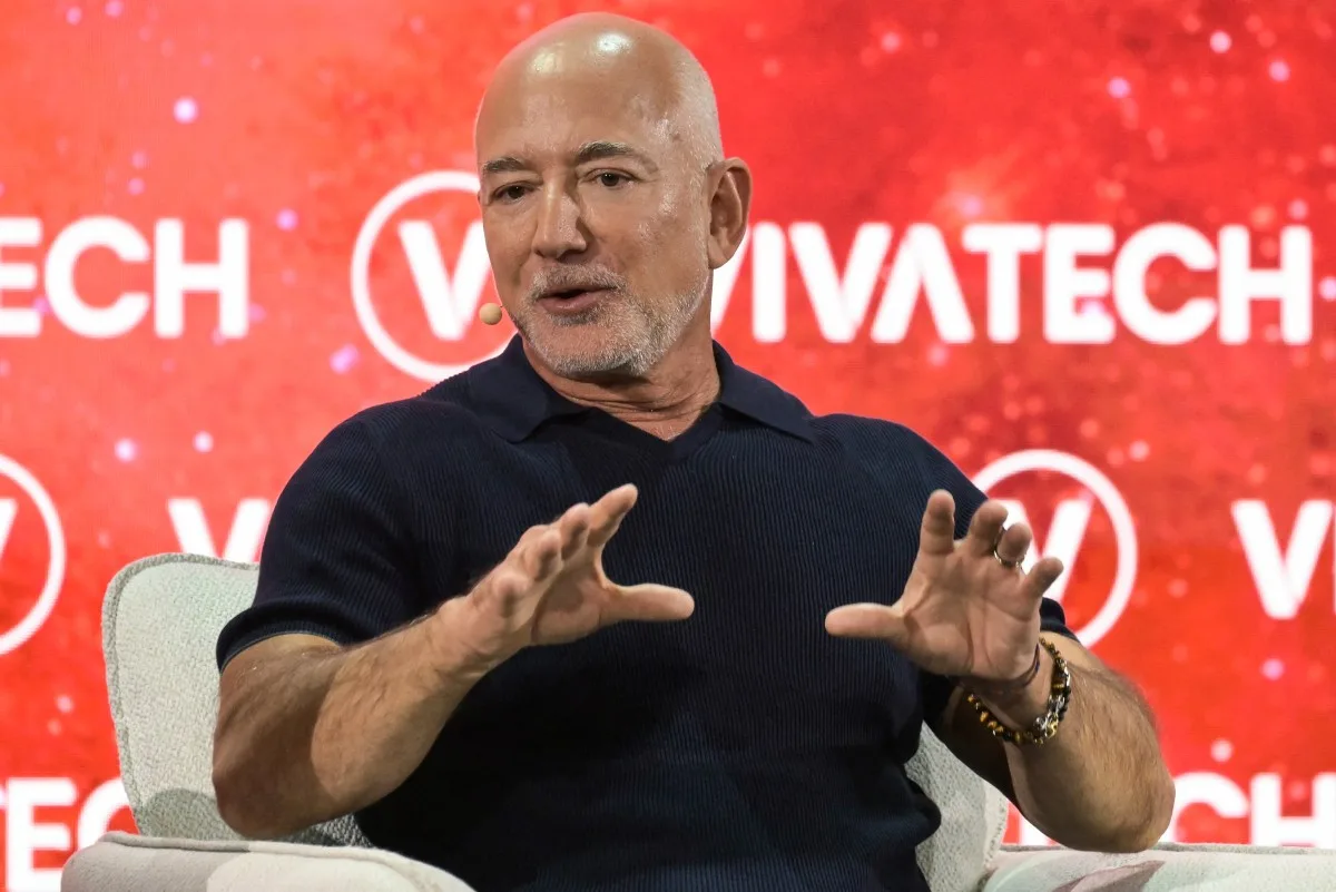 Liverpool anuncia que Jeff Bezos es uno de sus nuevos inversores