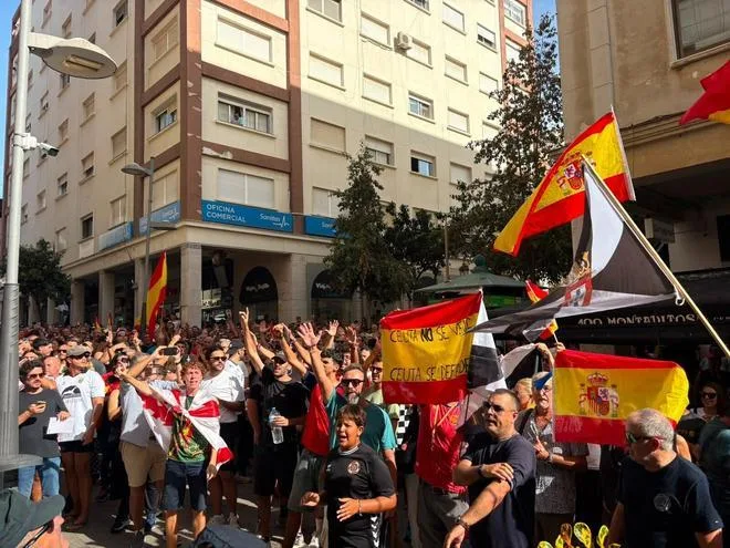 El choque en el Gobierno enciende la calle en Ceuta: "Han mentido tanto que ya la gente no les cree" y "se va a liar"