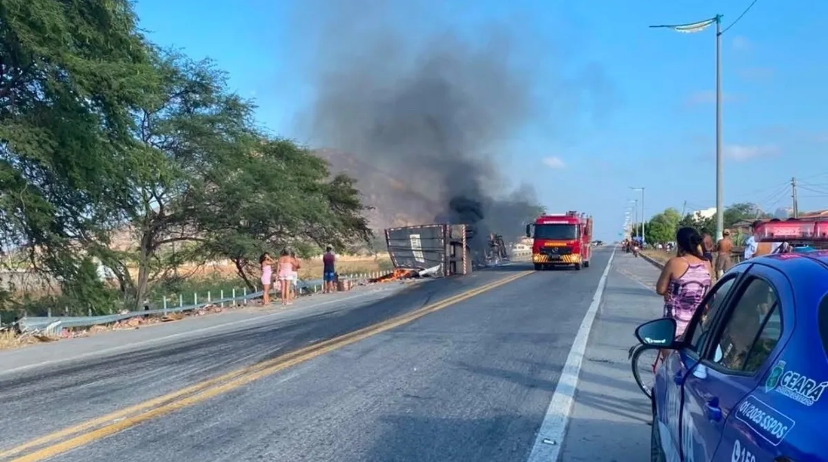 Caminhão tomba e pega fogo na BR-222 em Irauçuba; motorista morre