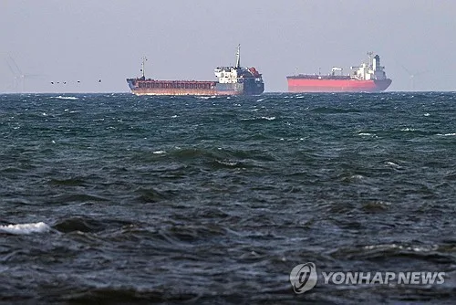 아일랜드 앞바다 러 그림자 함대 출몰…영·프 나포 피해 우회
