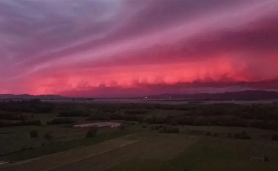 Vídeo registra nuvem de tempestade vermelha no Sul e impressiona moradores