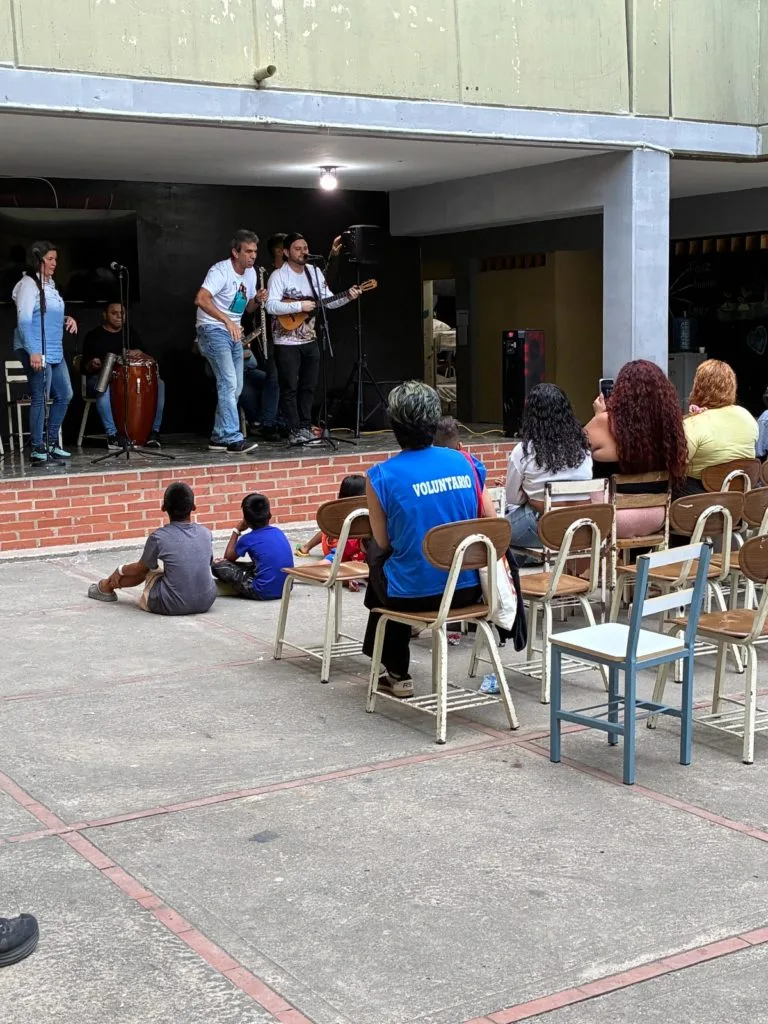 «Aspirinas para el Alma»: El proyecto musical que busca devolver la tranquilidad en los campamentos transitorios