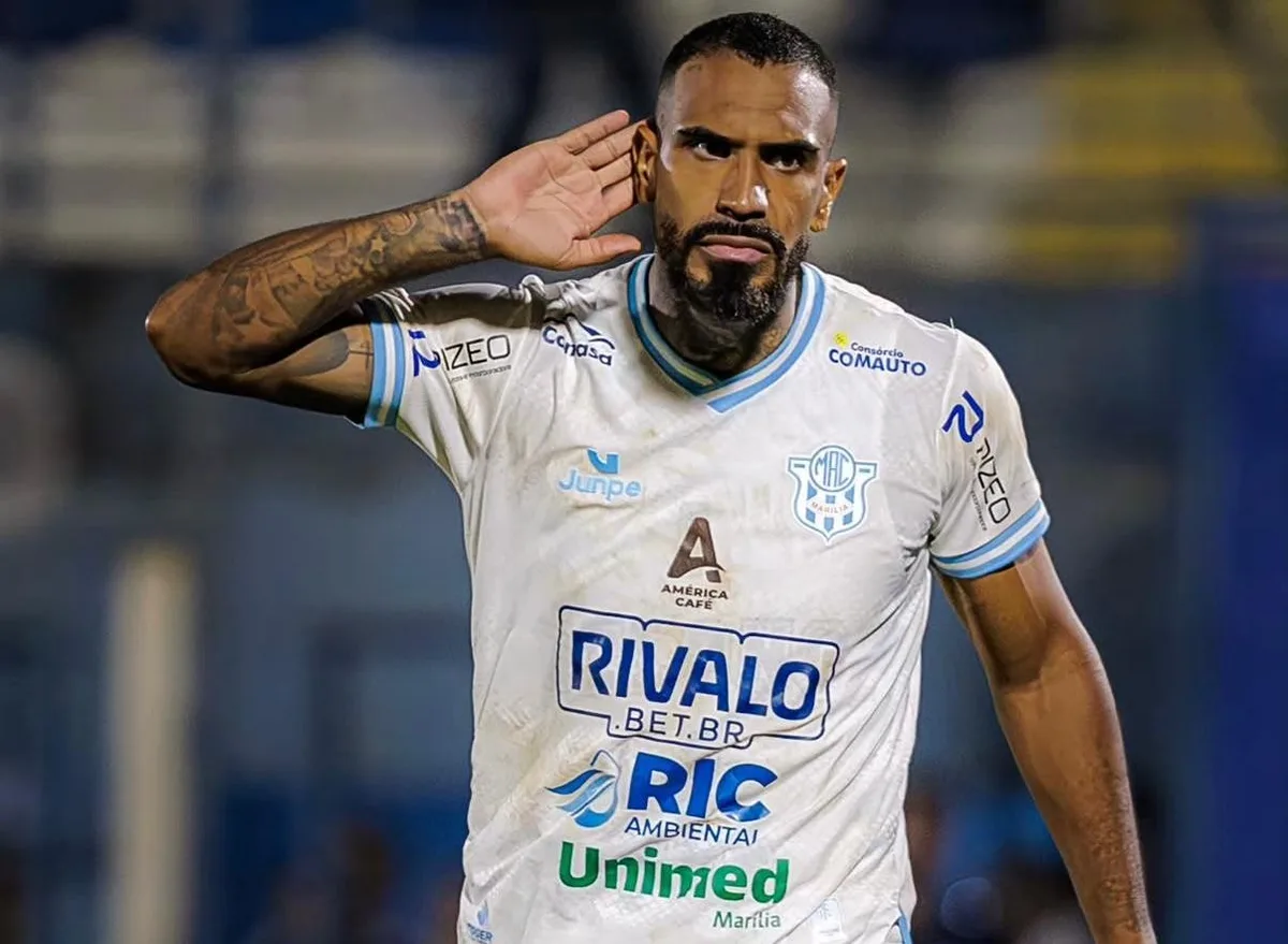 Marília estuda rescisão de contrato com zagueiro que atuou na várzea após ser poupado de jogo decisivo