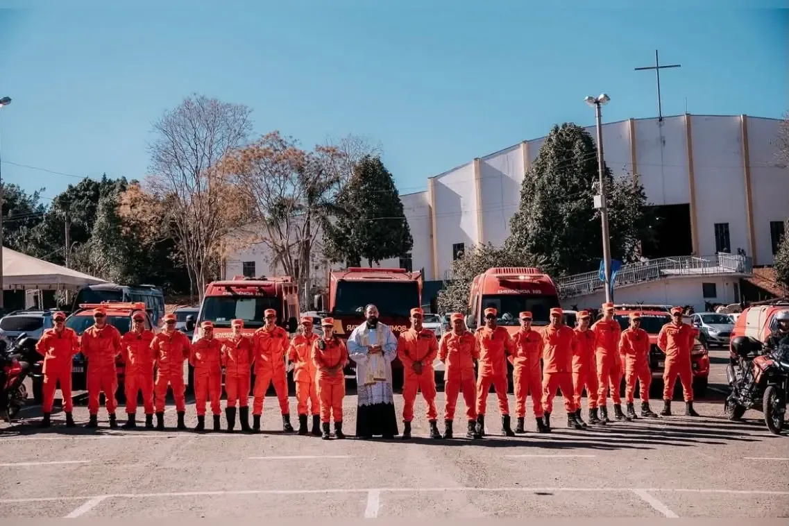 Bombeiros usam jato de água para refrescar romeiros na Romaria do Muquém; vídeo