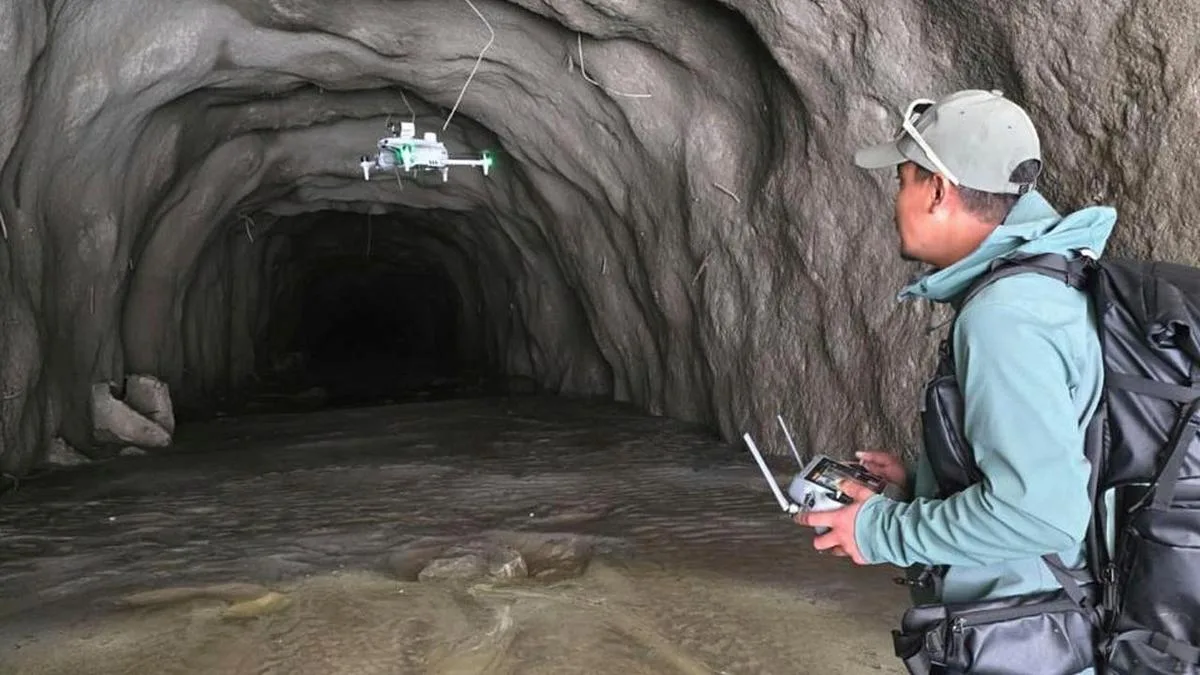 Nepal rescuers race to reach any survivors in tunnels