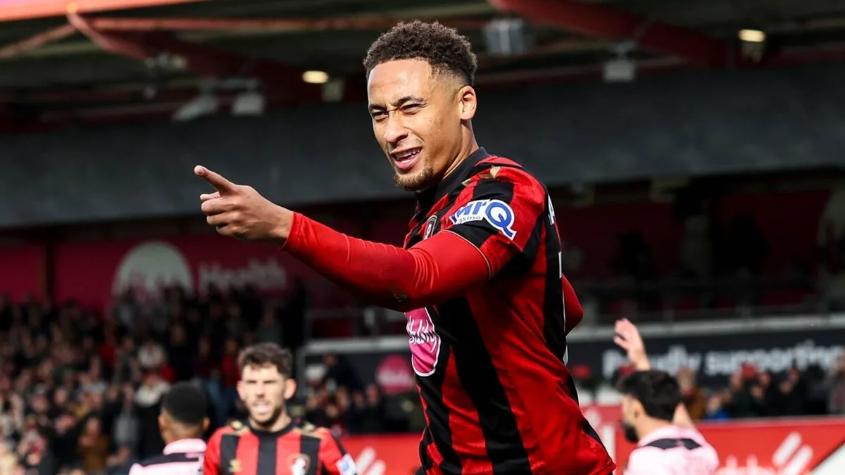 Bournemouth beat 10-man Sunderland to pick up first league win of season