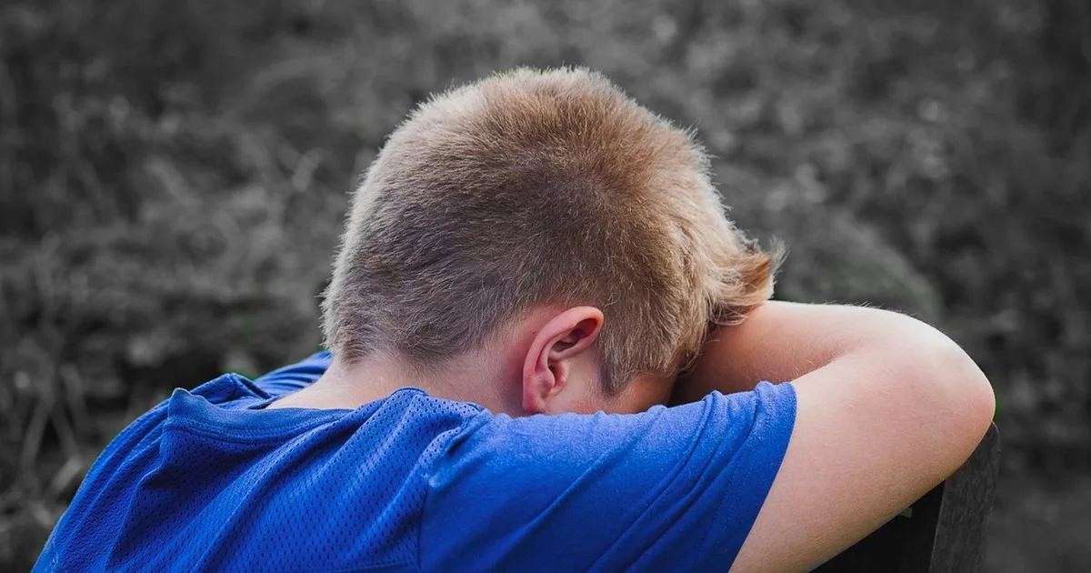 La psicología dice que adquirir los malos hábitos de tu padre a pesar de haber jurado que no lo harías no es una falta de fuerza de voluntad; los hábitos se instalaron antes de que pudieras hablar, y la mayoría de los hombres pasan 40 años luchando contra ellos antes de llegar a los sesenta y tantos años y finalmente comprenderlos