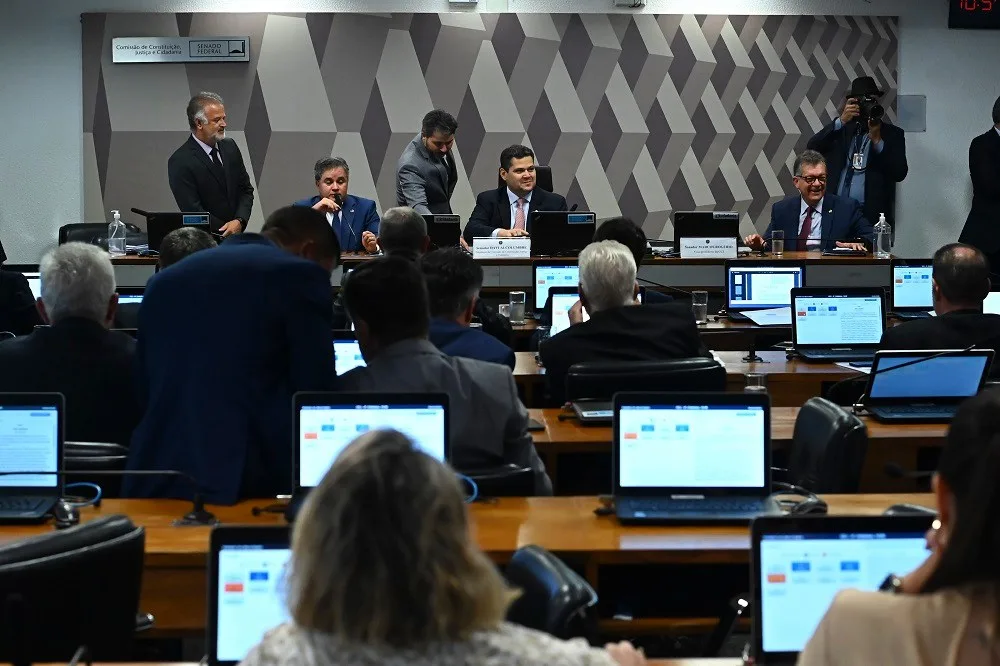 Fim da escala 6×1 é aprovado na CCJ do Senado; votação no plenário ainda não foi marcada