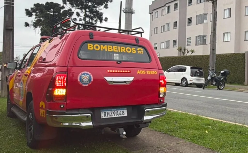 Explosão de gás de cozinha arremessa morador e estoura janelas de apartamento no Capão Raso, em Curitiba