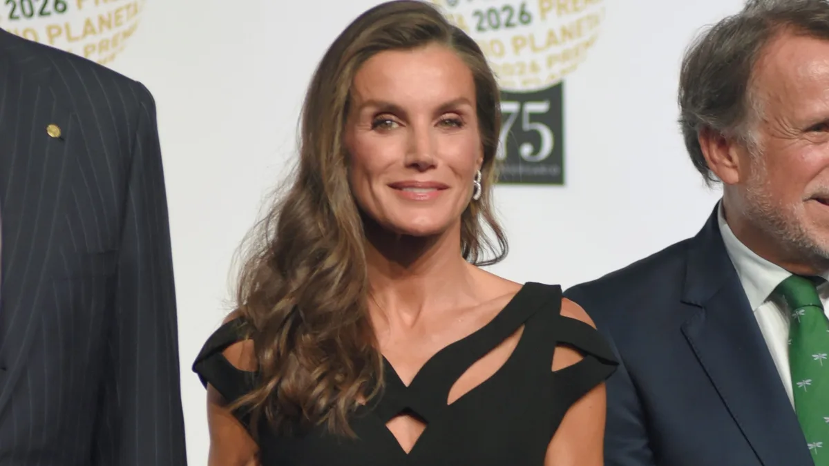 La reina Letizia deslumbra en el Premio Planeta 2026 con un original escote geométrico: su reencuentro con su amiga Sonsoles Ónega