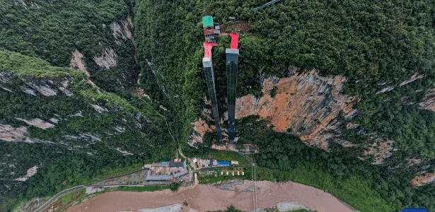 Elevadores em cânion reduzem trajeto escolar de crianças na China em 2h30