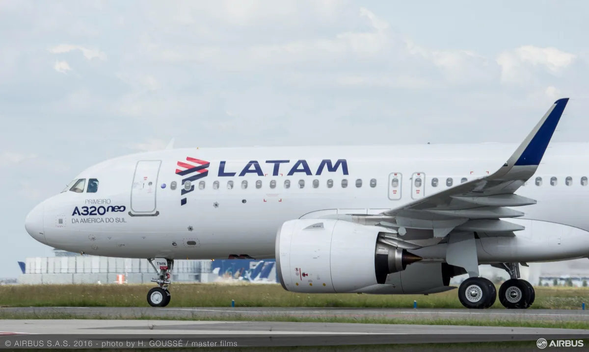 Voo atrasa após passageiro retirar bagagem e se negar a sair de avião