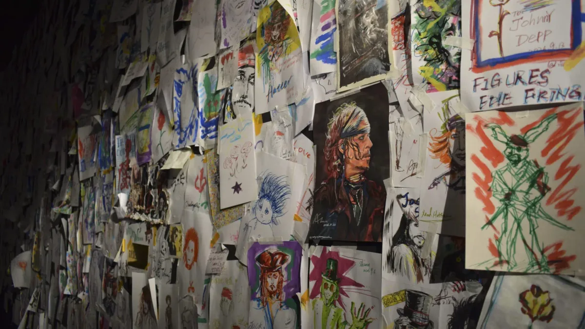 Johnny Depp descubre sus pinturas a China y apunta a España como destino: "Picasso siempre ha sido un misterio maravilloso"