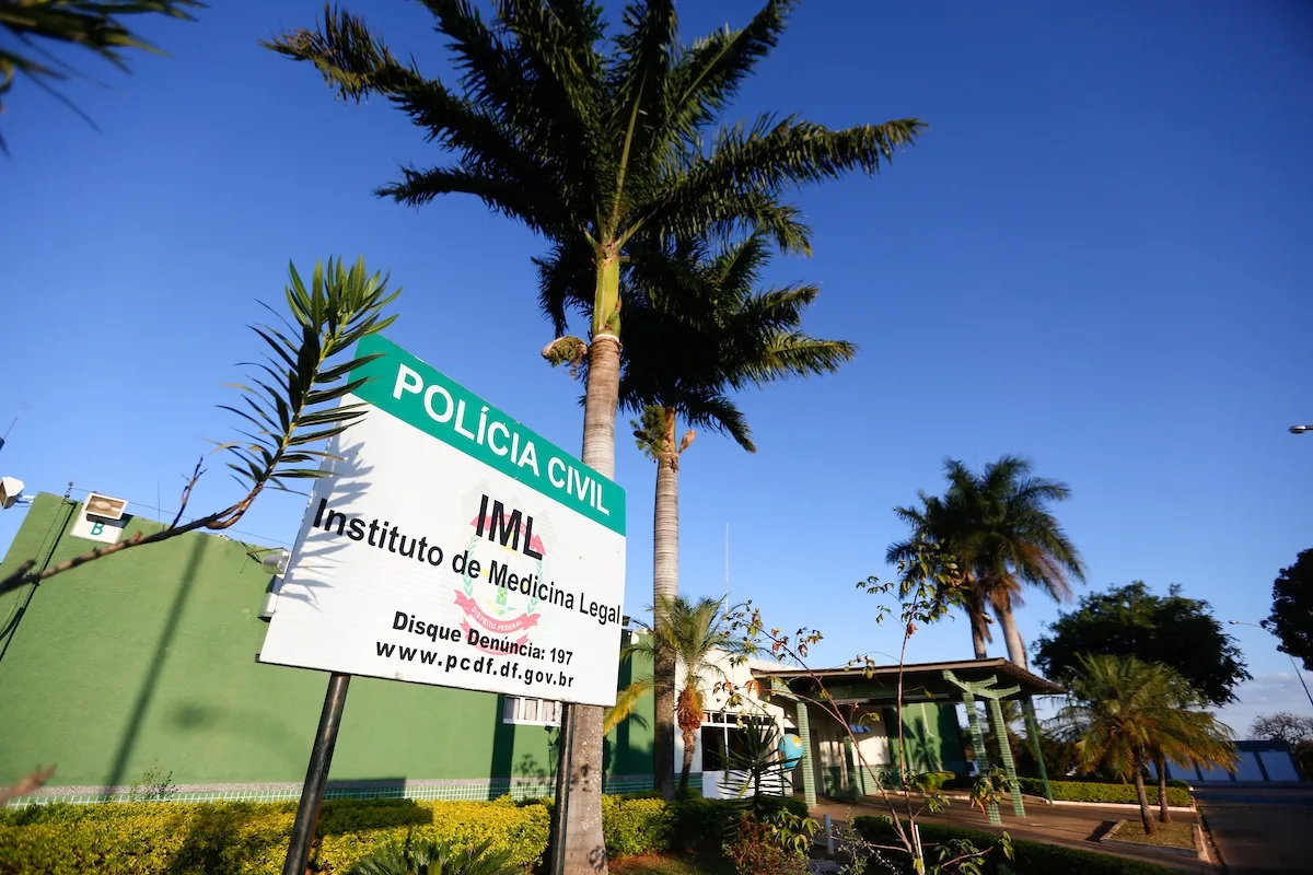 Fúria no IML: preso, homem xinga, tenta fugir e morde braço de agente da PCDF