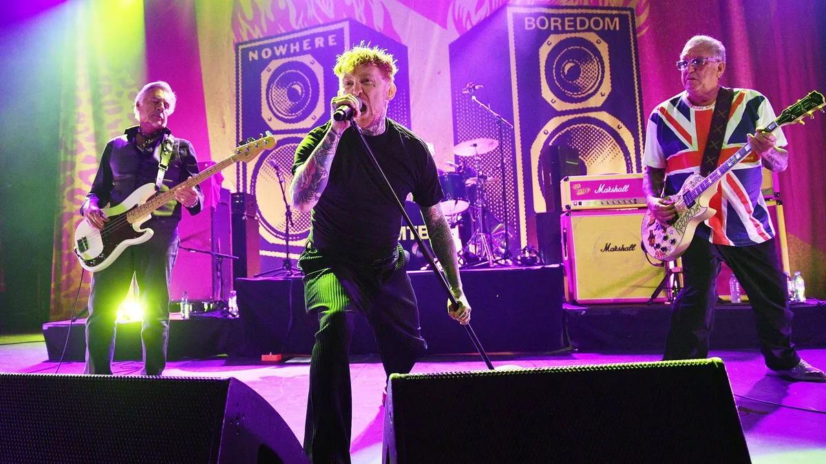 Sex Pistols expulsa homem que entrou em moshpit de mulheres durante show