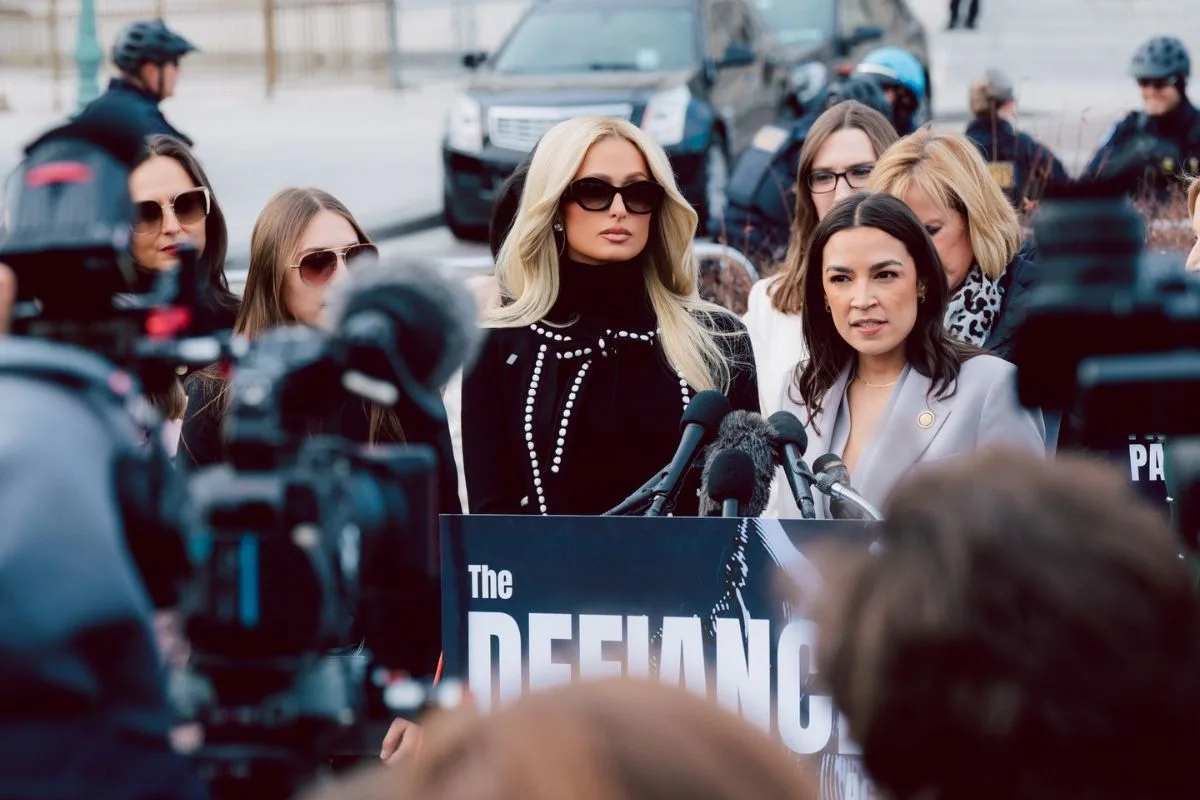 Paris Hilton vai de it girl a defensora dos direitos humanos