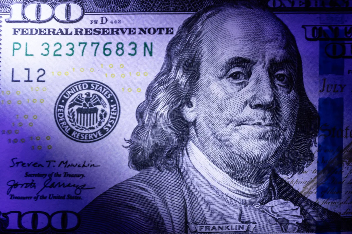 Dólar abre em queda com alívio externo; juros futuros sobem com empate entre Lula e Flávio
