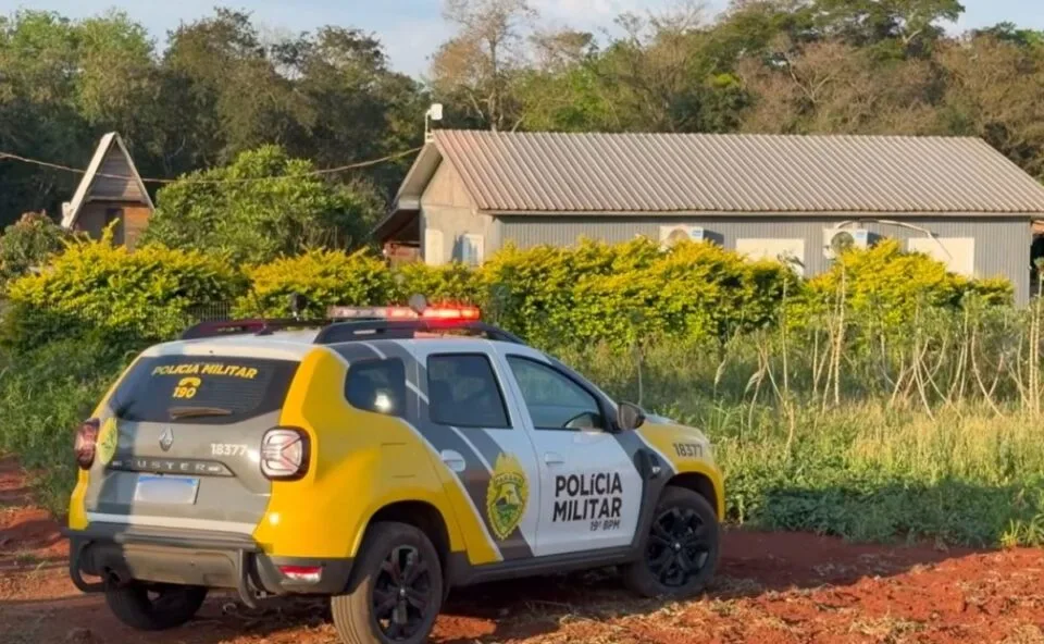 Homem invade casas, faz famílias de reféns, troca tiros com a polícia e foge ferido para a mata em Santa Helena
