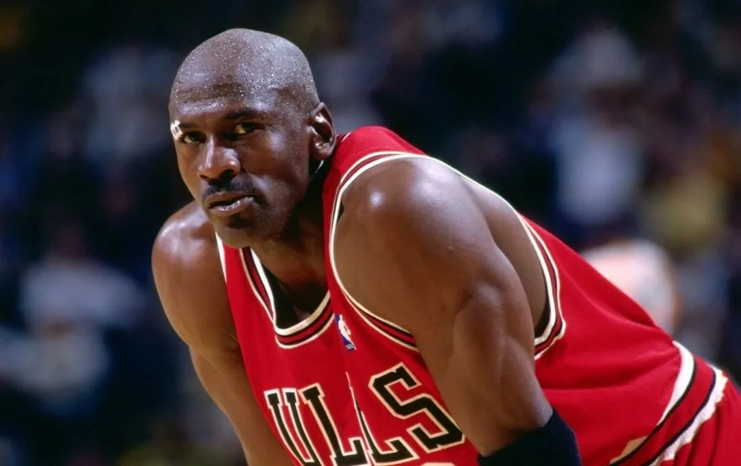 Camisa usada por Michael Jordan supera R$ 70 milhões e torna-se a segunda peça de memorabilia esportiva mais cara de todos os tempos