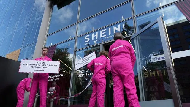 In pinkfarbenen Overalls: Greenpeace protestiert vor Shein-Store gegen Wegwerfmode