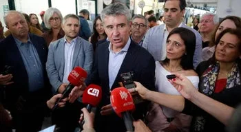Líder do PS acusa Montenegro de tentar branquear caos nos exames nacionais
