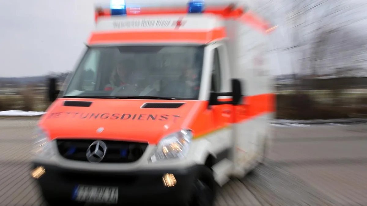 Angriff auf Rettungsdienst: Frau will nicht allein sein, wählt 112 und greift Beamte an