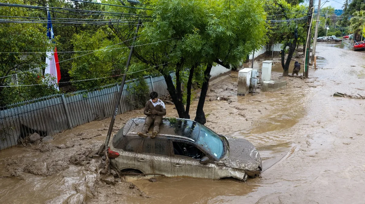 Aluvión en Santiago de Chile: cómo se originó la corriente de barro que arrastró autos en Las Condes
