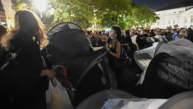 Manifestantes gritam no Rossio: "Daqui não saio, daqui ninguém me tira"