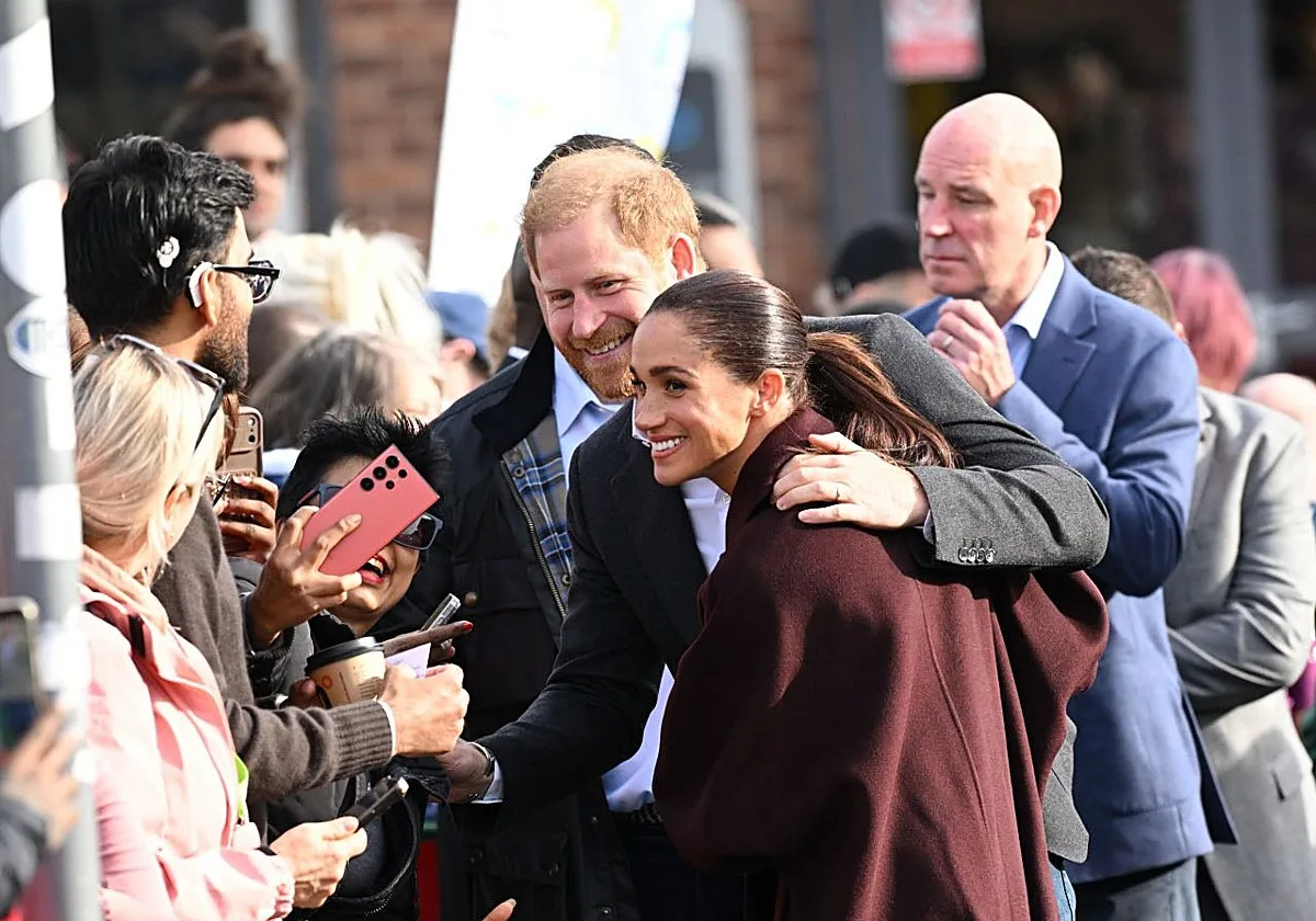 El look de otoño de Meghan Markle en su vuelta a Reino Unido: del abrigo 'oversize' a la falda midi