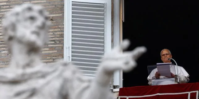 Le pape Léon XIV remercie les fidèles réunis place Saint-Pierre après son opération et annonce la reprise progressive de ses activités