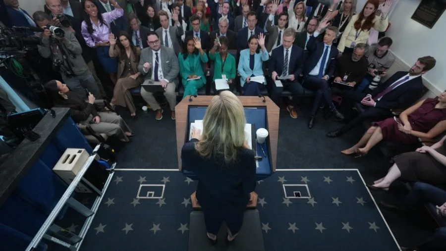 Zacharia's first spin at White House podium draws rocky reviews
