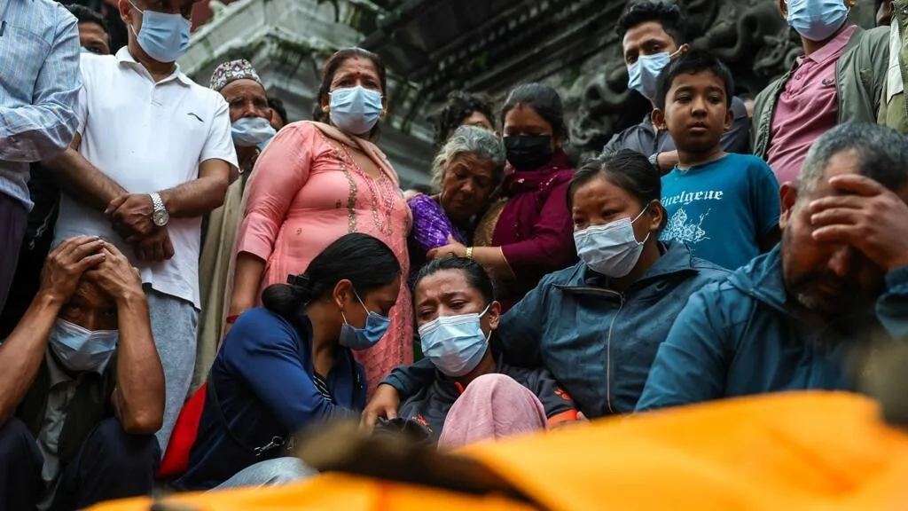 Crue dans l'Himalaya: l'heure du recueillement pour les proches des disparus, désormais sans espoirs