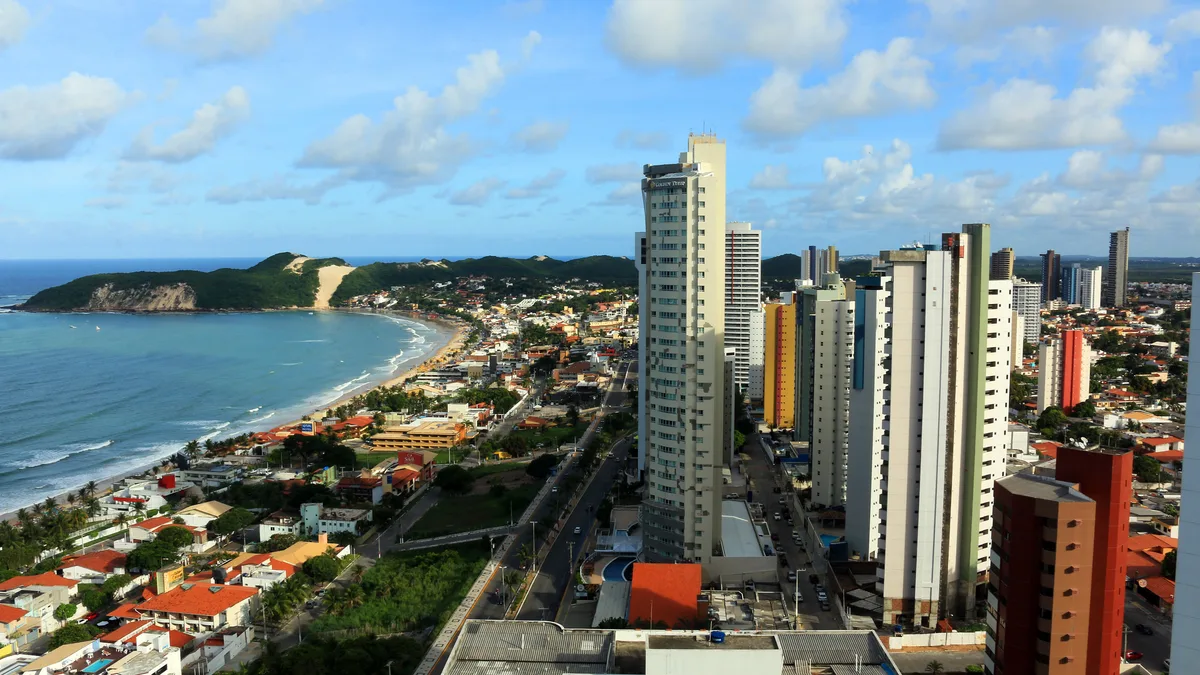 5º destino mais vendido do Brasil e dono do maior parque urbano sobre dunas do país: a capital que nasceu de um forte em forma de estrela