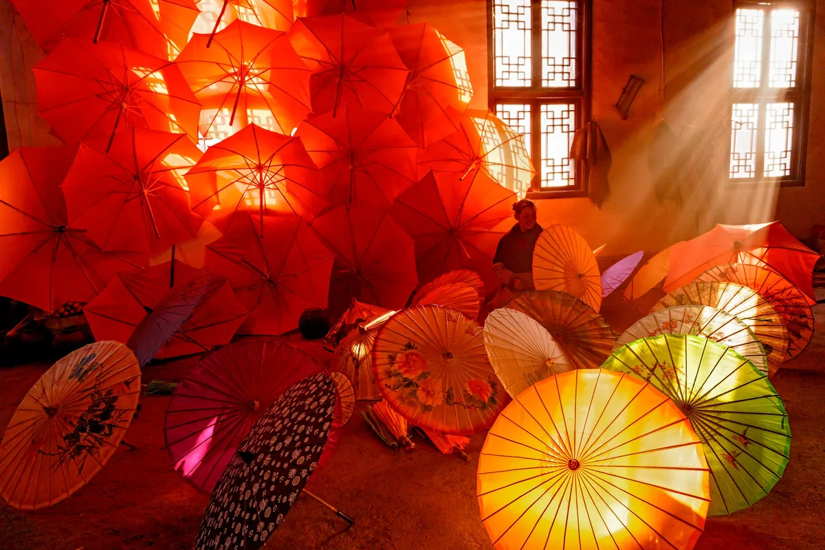El arte de andar a la sombra: el parasol de papel, un invento milenario contra el sol y la lluvia