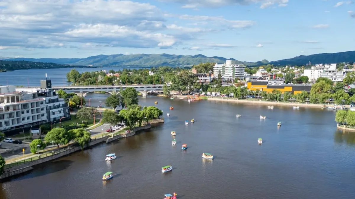 Tiene 71.000 habitantes, pero recibe más de 450.000 turistas en verano: la ciudad de Córdoba con lago, ríos y paisajes únicos
