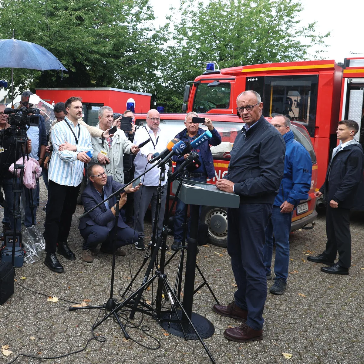 Nach Waldbrand - Bundeskanzler Merz dankt Einsatzkräften in Hürtgenwald