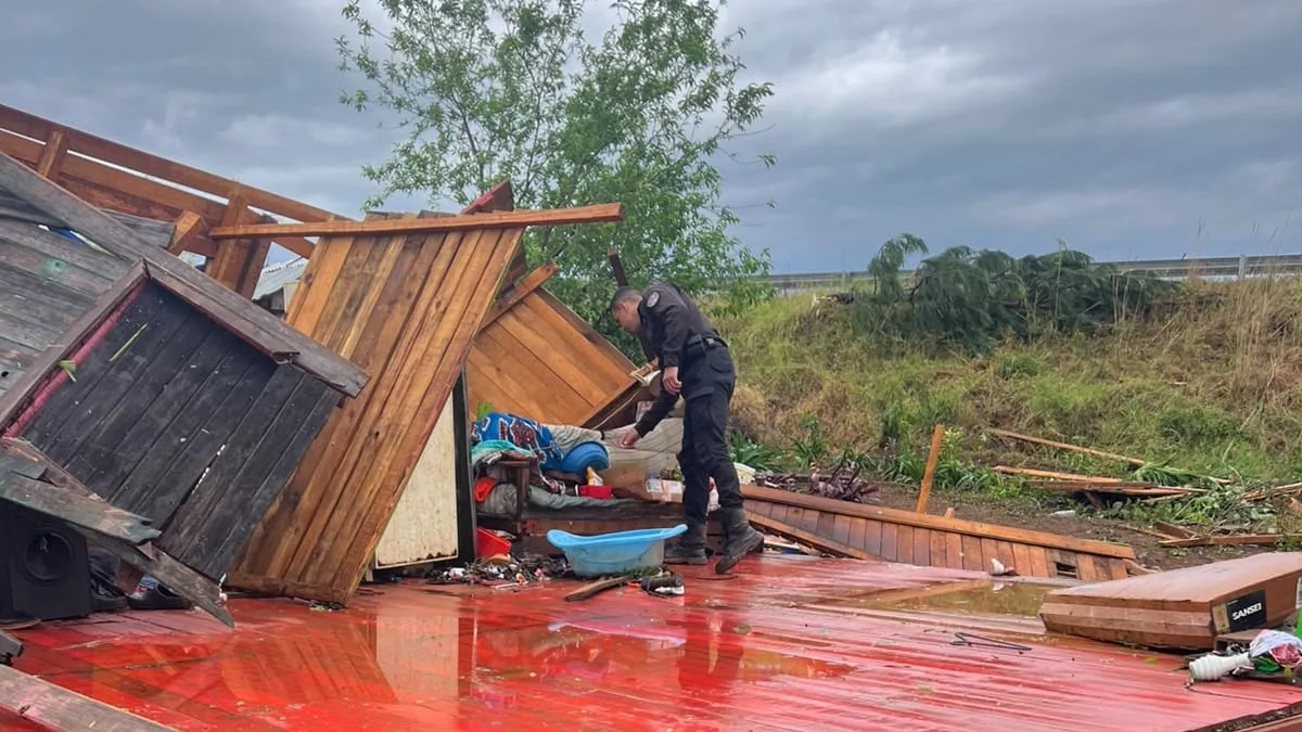 Murió un agricultor durante un fuerte temporal que afectó a Misiones: casas destruidas y familias evacuadas