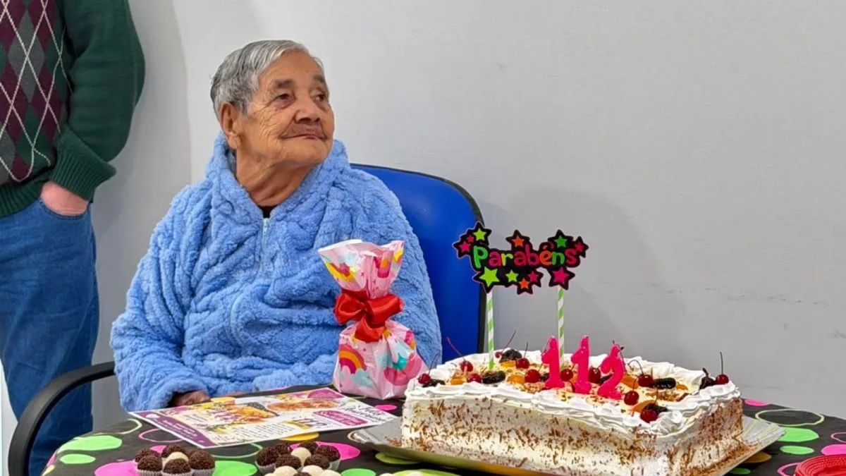 Mulher mais velha de SC comemora aniversário de 112 anos e recebe homenagem em posto de saúde
