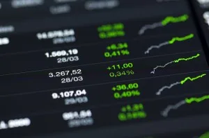 Ibovespa chega a subir mais de 2% e bate os 181 mil pontos com petroleiras