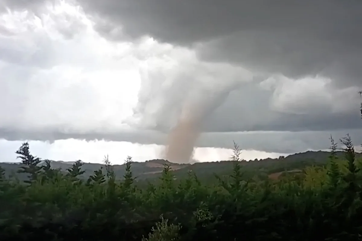 Un tornado de inusual violencia arrasó un pueblo de Francia y dejó decenas de heridos