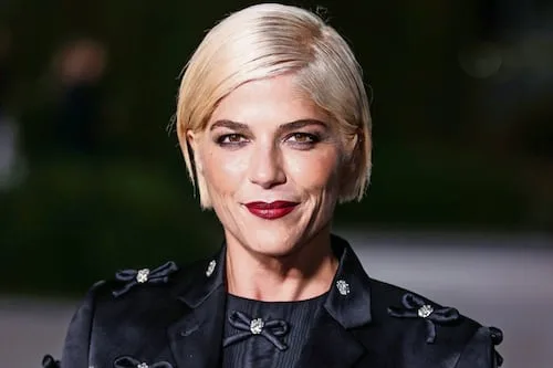 Selma Blair se declara no culpable de agresión tras incidente en un vuelo