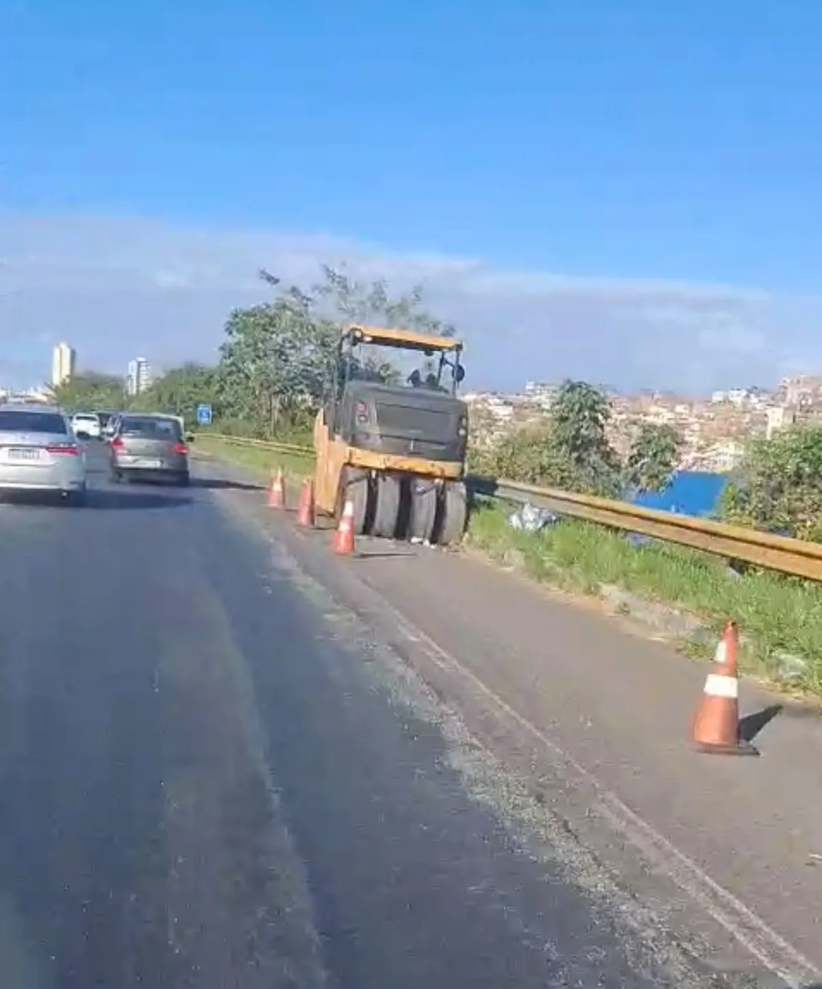 Motociclista morre ao bater em rolo compactador em Salvador