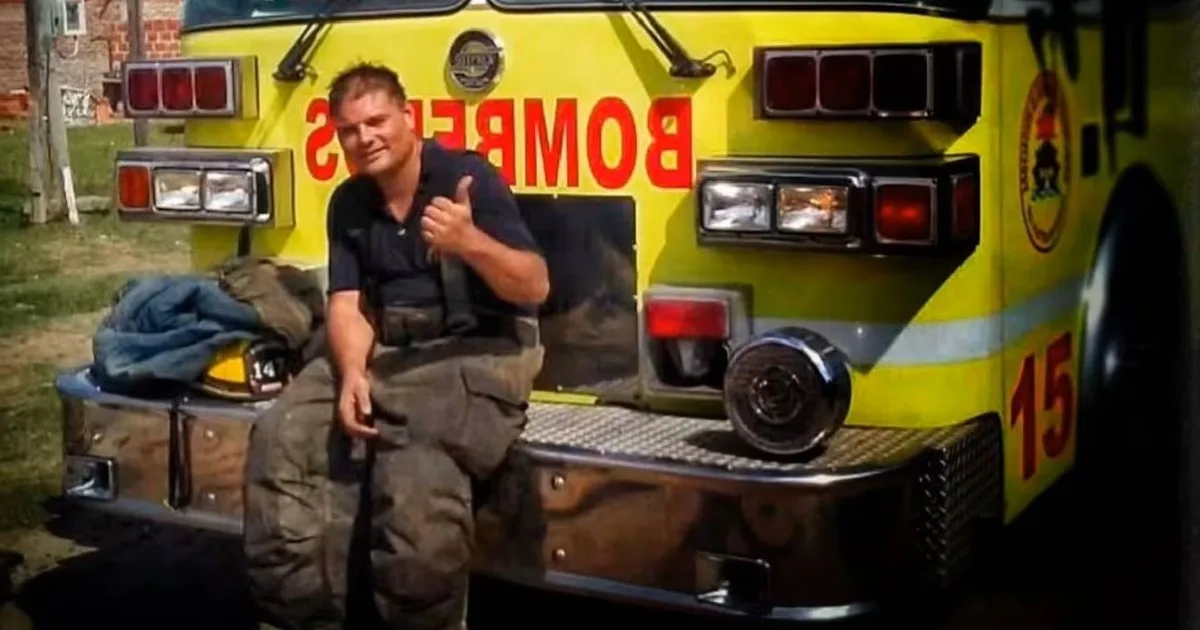 Dolor en Morón: un bombero murió tras sufrir una descompensación mientras intentaba abatir un incendio en una casa