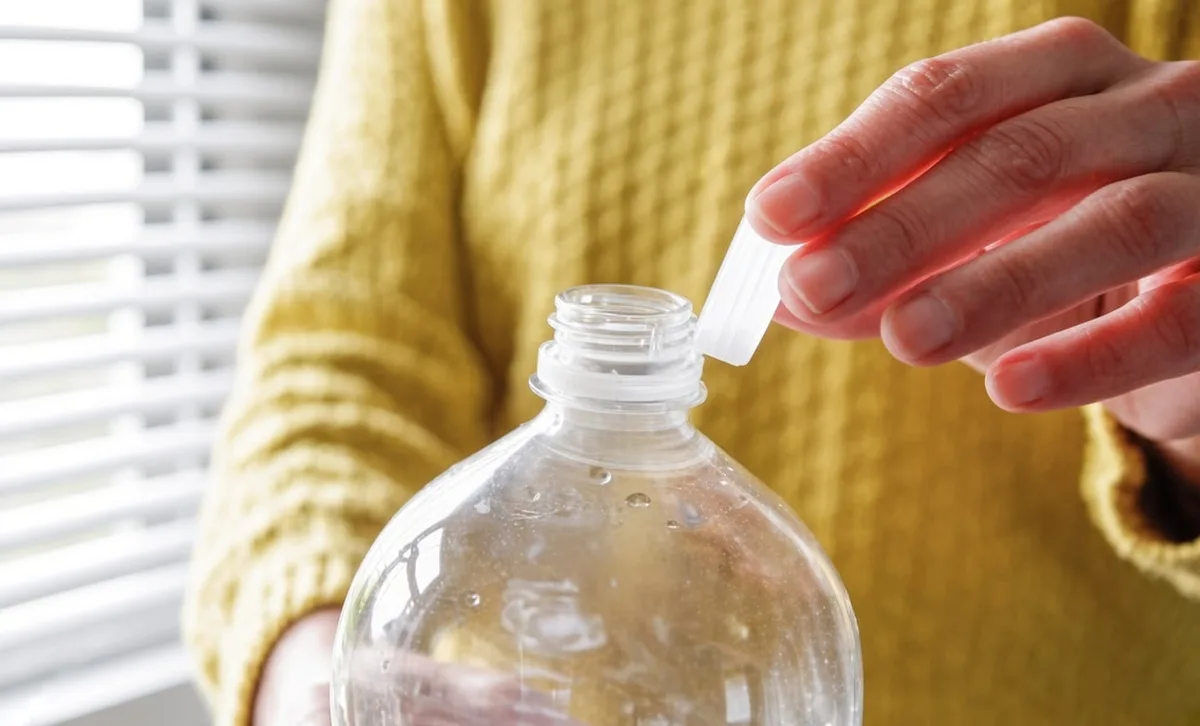 Tras la unión del tapón a la botella, Europa da otro paso con las botellas de plástico
