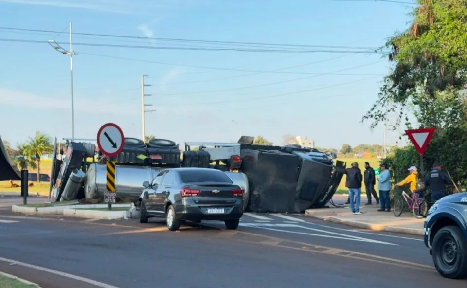 Caminhão sem freio atinge carros e tomba com carga de nitrato de amônia em rotatória de Toledo