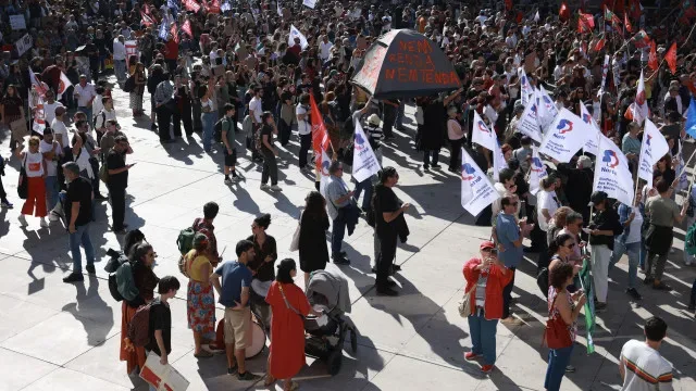 Jovens do movimento recebidos com palmas em desfile de milhares da CGTP