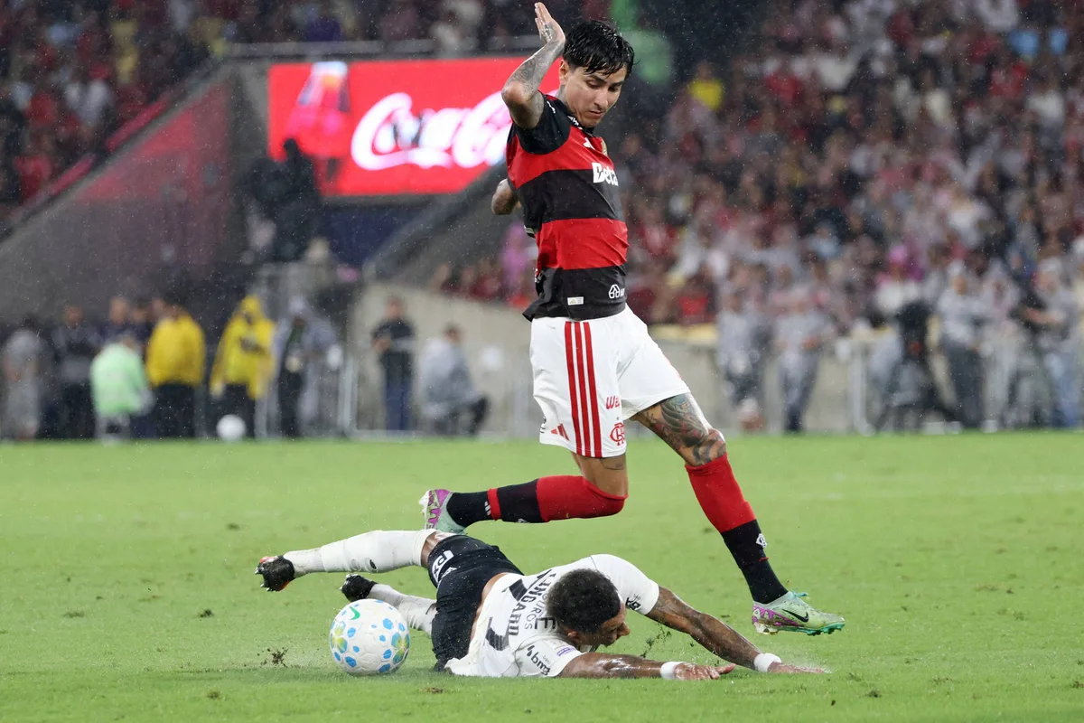 Flamengo vence o Corinthians no fim e retoma a liderança do Brasileiro