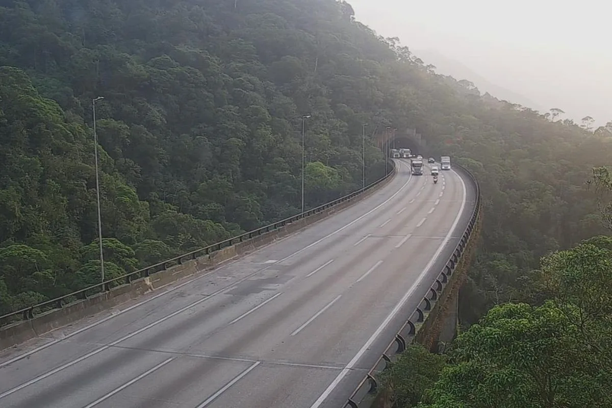 Incêndios caem 22% nas rodovias do litoral de SP, mas tempo seco mantém alerta; veja o que fazer ao volante
